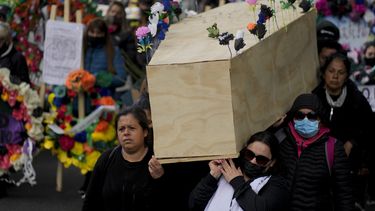 Entierro del salario mínimo en protesta argentina