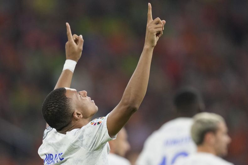 Kylian Mbappé festeja tras anotar por la selección de Francia ante Holanda, en un partido de la eliminatoria a la Eurocopa, el viernes 13 de octubre de 2023, en Ámsterdam (AP Foto/Peter Dejong)