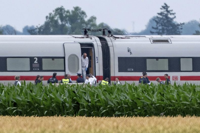 La policía en el tren donde ocurrió el ataque, en Strasskirchen, Alemania, el 3 de julio del 2025. (Armin Weigel/dpa via AP)