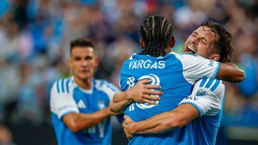 Brandt Bronico (derecha) abraza al colombiano Kerwin Vargas, su compañero en Charlotte, durante el partido de la MLS, ante Toronto, el sábado 16 de mayo de 2026 (AP Foto/Nell Redmond)