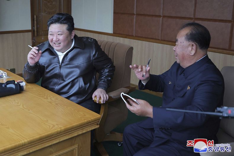 En esta imagen, distribuida por el gobierno de Corea del Norte, el líder del país, Kim Jong Un (izquierda), inspecciona pruebas de aviones no tripulados diseñados para estrellarse contra objetivos, en un lugar no revelado de Corea del Norte, el 14 de noviembre de 2024. (Agencia Central de Noticias de Corea/Korea News Service vía AP)