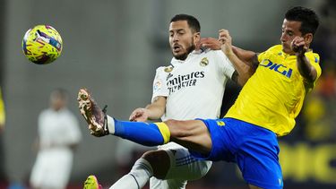 Eden Hazard (centro) del Real Madrid y Luis Hernández del Cádiz pugnan por el balón en el partido de la Liga española, el sábado 15 de abril de 2023, en Cádiz. (AP Foto/José Bretón)