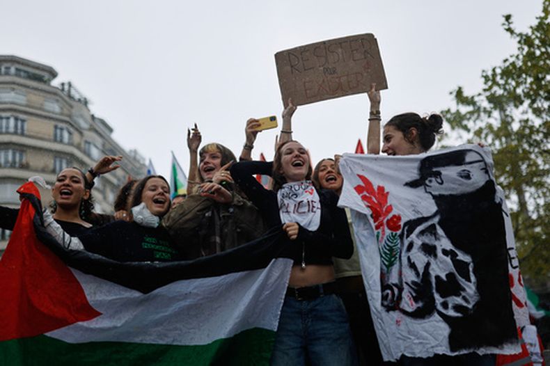 Estudiantes corean consignas durante una protesta por la falta de financiamiento de la escuela pública, en Rennes, Francia, el 13 de octubre de 2026. El cartel pone Resistir para existir. (AP Foto/Jeremias Gonzalez)