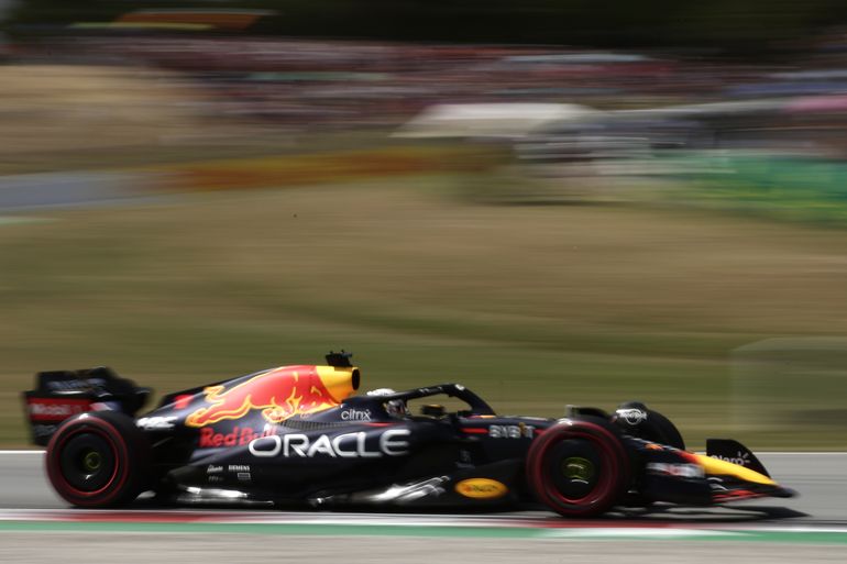 Verstappen guía 1-2 de Red Bull en España, Leclerc abandona