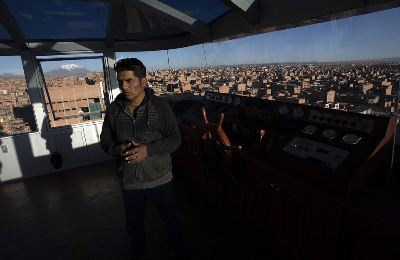 El arquitecto Freddy Mamami se encuentra en la azotea de su atracción arquitectónica, Crucero de los Andes, decorado con símbolos de las culturas Tiwanakota e Inca, se eleva sobre El Alto, Bolivia, el viernes 8 de septiembre de 2023. Mamami es el creador del edificio. Conocido popularmente como cholet, término que combina las palabras cholo y chalet. (Foto AP/Juan Karita)