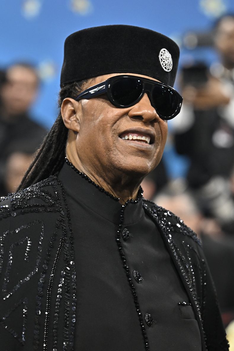 Stevie Wonder asiste a la gala benéfica del Instituto del Vestido del Museo Metropolitano de Arte que celebra la inauguración de la exposición Superfine: Tailoring Black Style el lunes 5 de mayo de 2025, en Nueva York. (Foto Evan Agostini/Invision/AP)