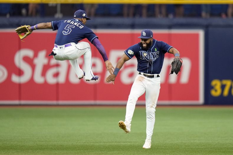 El dominicano Wander Franco festeja con su compatriota Manuel Margot, tras la victoria de los Rays de Tampa Bay ante los Piratas de Pittsburgh, el jueves 4 de mayo de 2023 (AP Foto/Chris OMeara)