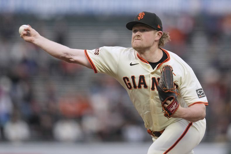 Logan Webb, pitcher de los Gigantes de San Francisco, hace un lanzamiento en el duelo del martes 23 de abril de 2024, ante los Mets de Nueva York (AP Foto/Jeff Chiu)