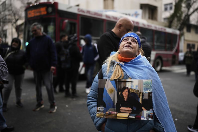Norma Rivas, partidaria de la expresidenta argentina Cristina Fernández, sostiene una foto de la exmandataria afuera de la casa de Fernández luego de que la Corte Suprema del país confirmara su condena por corrupción en Buenos Aires, Argentina, el martes 17 de junio de 2025. (AP Foto/Natacha Pisarenko)