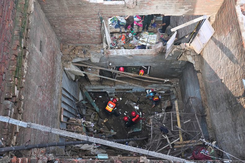 Rescatistas buscan entre los escombros de una casa donde se derrumbó el tejado en Lahore, Pakistán, el jueves 30 de julio de 2026. (AP Foto/K.M. Chaudary)