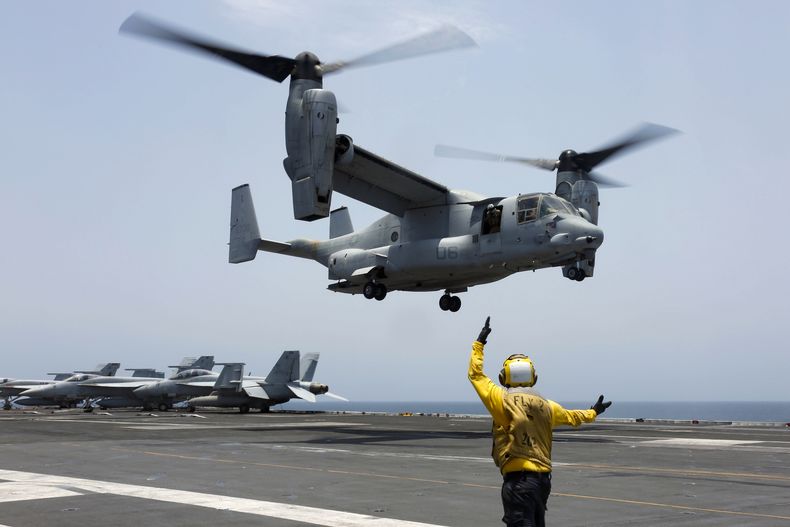 ARCHIVO - En esta imagen distribuida por la armada de EEUU, el suboficial Nicholas Hawkins hace señales para el descenso de un MV-22 Osprey en la cubierta de vuelo del USS Abraham Lincoln en el mar Arábigo, 17 de mayo de 2017. La Osprey, una aeronave de usos múltiples que cumple funciones vitales en las misiones militares estadounidenses regresará al servicio después que una falla “sin precedentes” provocara la muerte de ocho efectivos en Japón en noviembre, anunció el Comando de Sistemas aéreos Navales el viernes 8 de marzo de 2024.(Suboficial Amber Smalley/U.S. Navy via AP, File)