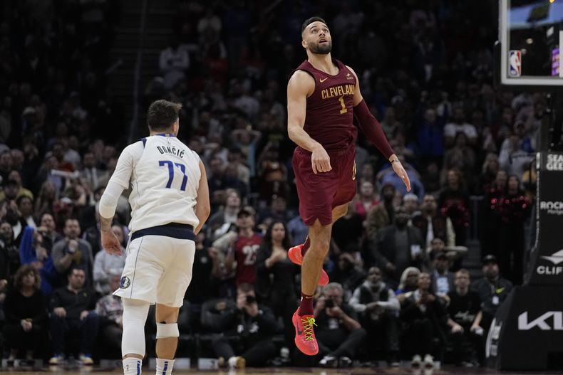 Max Strus, de los Cavaliers de Cleveland, observa el enceste con el que definió el encuentro ante Luka Doncic, de los Mavericks de Dallas, el martes 27 de febrero de 2024 (AP Foto/Sue Ogrocki)
