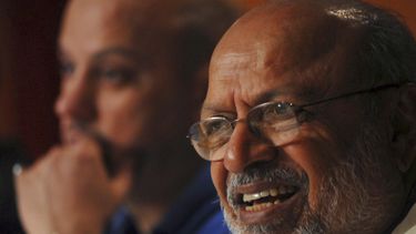 El cineasta indio Shyam Benegal (d) en una conferencia en Hyderabad, India, el 18 de febrero del 2008. (AP foto/Mahesh Kumar A)