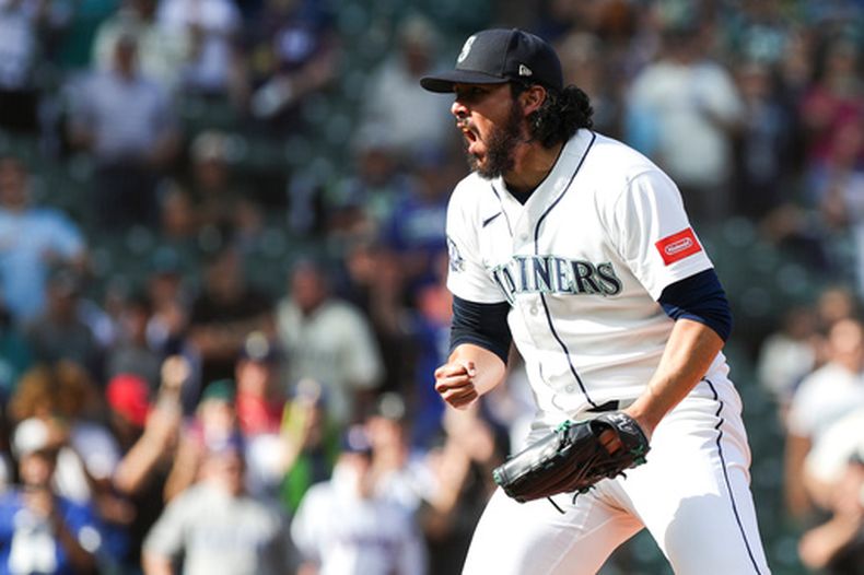 ARCHIVO — El relevista de los Mariners de Seattle, el mexicano Andrés Muñoz, reacciona tras ponchar a Evan Carter, de los Rangers de Texas, para el último out durante la novena entrada de un partido de béisbol, el 9 de septiembre de 2026, en Seattle. (Foto AP/Jason Redmond, Archivo)