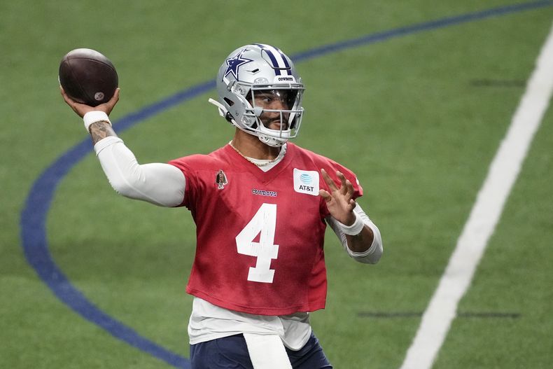 Dak Prescott, quarterback de los Cowboys de Dallas, entrena el miércoles 28 de agosto de 2024, en Frisco, Texas (AP Foto/Tony Gutiérrez)