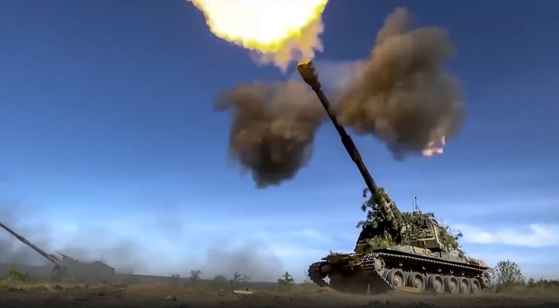 Esta fotografía tomada de un video difundido por el Servicio de Prensa del Ministerio de Defensa de Rusia el lunes 5 de junio de 2023 muestra un tanque ruso disparar hacia posiciones militares ucranianas en un lugar no revelado. (Servicio de Prensa del Ministerio de Defensa de Rusia vía AP)