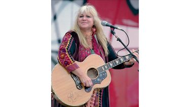 ARCHIVO - Melanie Safka abre el segundo día del festival A Day In The Garden el 15 de agosto de 1988, en Bethel, Nueva York. Melanie, la cantautora folk detrás de éxitos de la década de 1970 como Brand New Key, falleció. El publicista de Melanie le dijo a The Associated Press que ella murió el martes 23 de enero de 2024. Tenía 76 años. (Foto AP/Ken Bizzigotti, archivo)