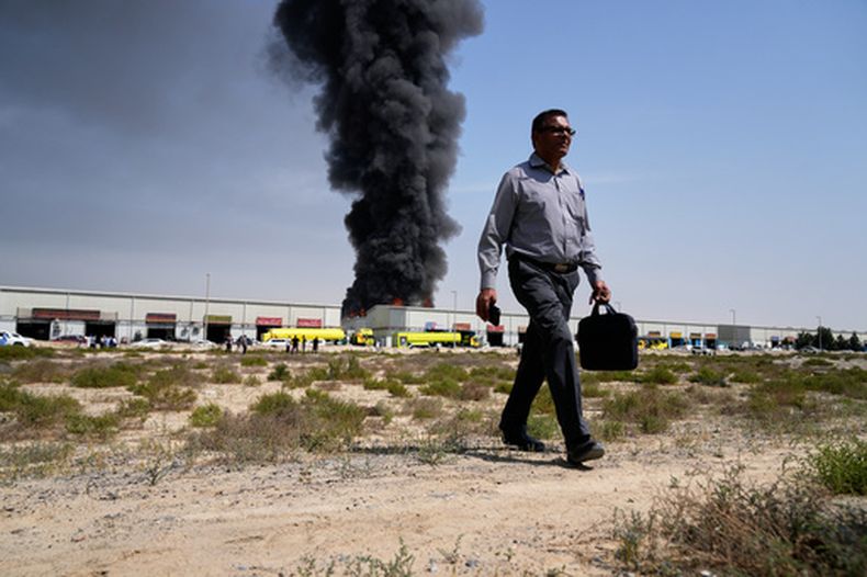 Una nube de humo sobre un almacén industrial en Ciudad Sharjah, Emiratos Árabes Unidos, el 1 de marzo del 2026. (AP foto/Altaf Qadri)