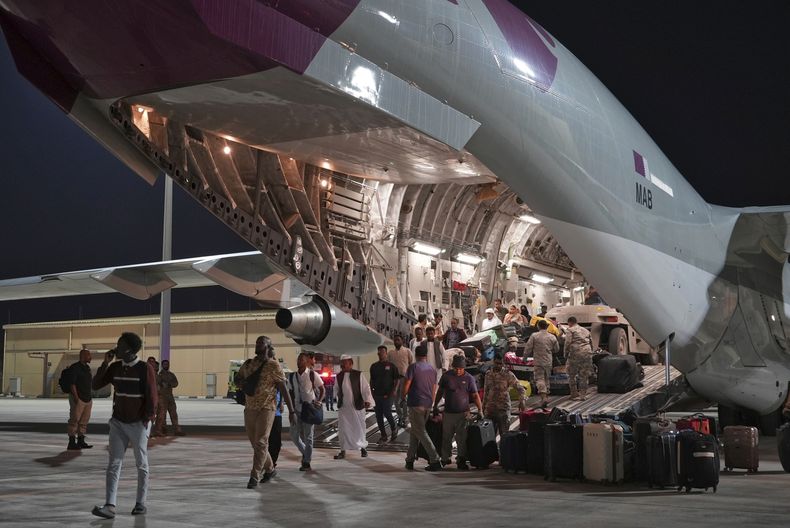 Evacuados desde Sudán desembarcan de un C-17 Globemaster qatarí en la Base Aérea Al Udeid, en Qatar, el de mayo de 2023. (AP Foto/Lujain Jo)
