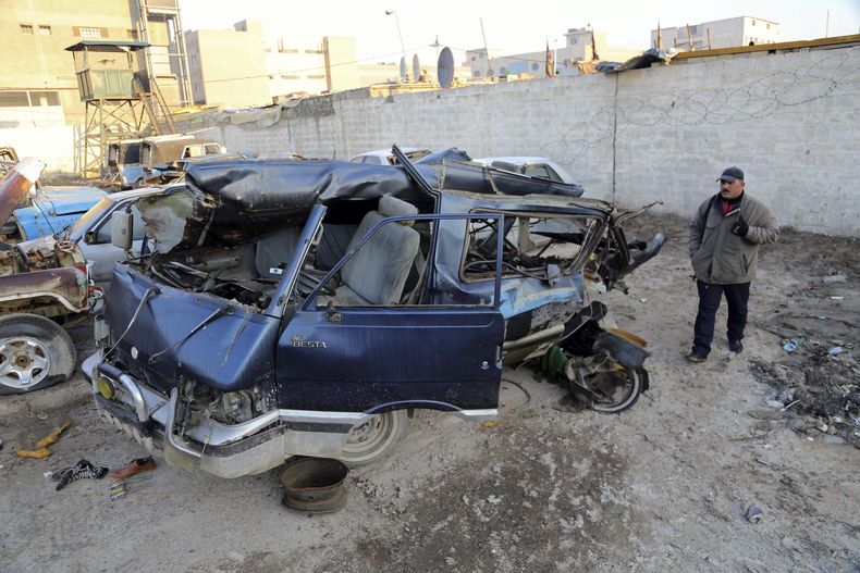 Un hombre observa varios veh&iacute;culos detrozados en un atentado en Bagdad, Irak, el lunes 16 de diciembre de 2013. (Foto AP/Karim Kadim)