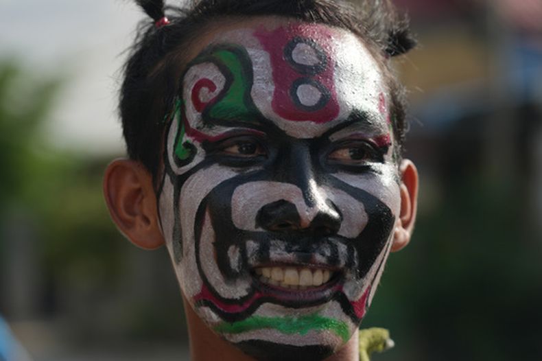 Un hombre, caracterizado de fantasma, participa en una ceremonia para invocar la lluvia en la temporada de siembra del arroz, en la aldea de Pring Ka-ek, al noroeste de Nom Pen, Camboya, el 21 de mayo de 2026. (AP Foto/Heng Sinith)