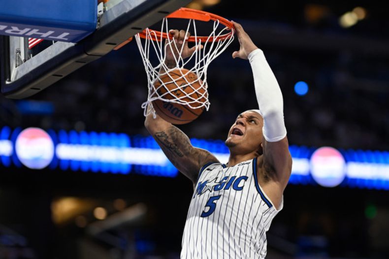 El italiano Paolo Banchero, del Magic de Orlando, realiza una clavada en el duelo ante los Suns de Phoenix, el martes 31 de marzo de 2026 (AP Foto/Phelan M. Ebenhack)