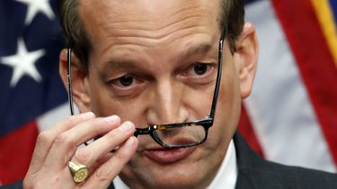 Acosta defiende su manejo del caso de Jeffrey Epstein