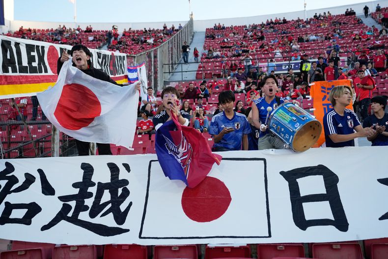 Aficionados japoneses animan antes de un partido del Grupo A de la Copa Mundial Sub-20 de la FIFA contra Chile en el Estadio Nacional de Santiago, Chile, el martes 30 de septiembre de 2025. (Foto AP/Matías Delacroix)