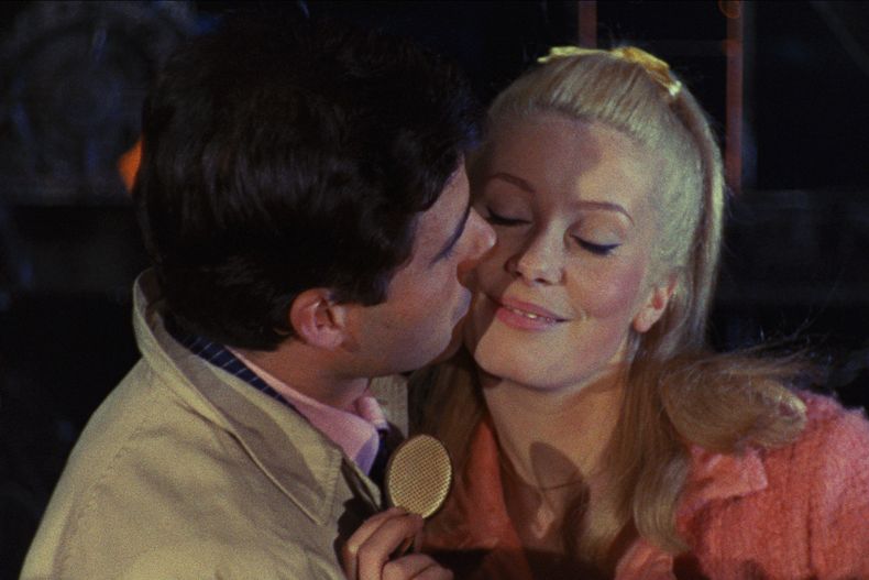 En esta imagen proporcionada por Janus Films, Nino Castelnuovo, izquierda, y Catherine Deneuve en una escena de la película francesa de 1964 “Les parapluies de Cherbourg” (Los paraguas de Cherburgo). (Janus Films via AP)