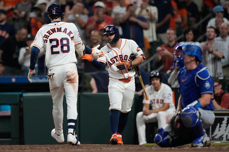 Braden Shewmake (28), de los Astros de Houston, celebra con José Altuve tras conectar un jonrón durante la tercera entrada de un partido de béisbol contra los Dodgers de Los Ángeles en Houston, el martes 5 de mayo de 2026. (Foto AP/Ashley Landis)