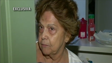 policia de miami busca  a dos sujetos sospechosos de robar a una mujer en un ascensor