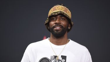 Fuentes AP: Irving ejerce su opción con los Nets