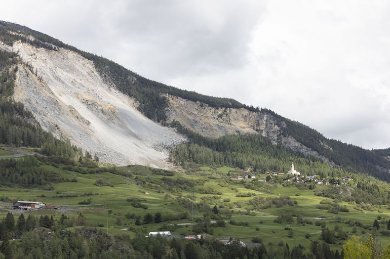 ARCHIVO - Una vista de la aldea de Brienz, en Brienz-Brinzauls, Suiza, el 12 de mayo de 2023. (AP Foto/Arnd Wiegmann, Archivo)