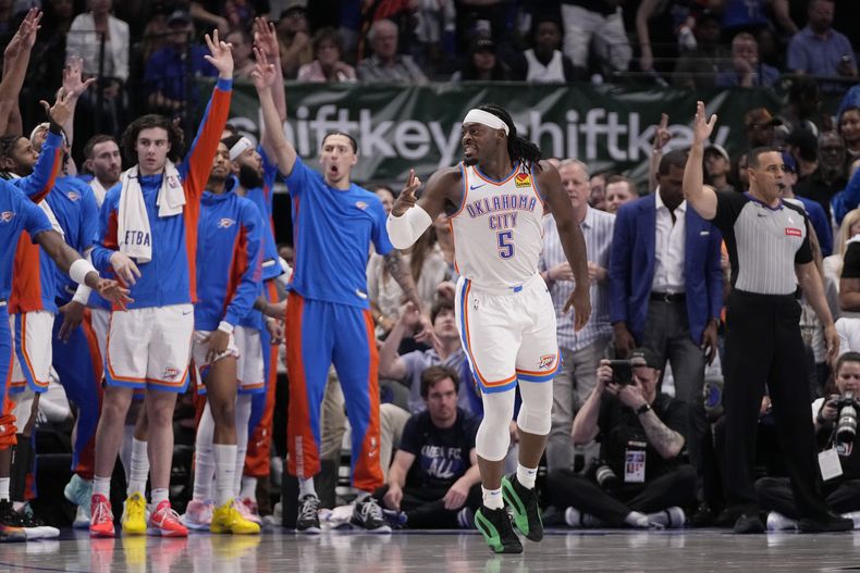 Luguentz Dort (5), del Thunder de Oklahoma City, celebra frente a su banca después de acertar un triple en la segunda mitad del Juego 4 de la serie de segunda ronda de playoffs del baloncesto de la NBA en contra de los Mavericks de Dallas, el lunes 13 de mayo de 2024, en Dallas. (AP Foto/Tony Gutierrez)