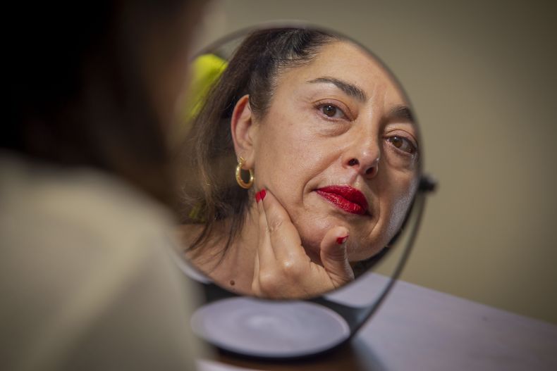 Deborah Borg analiza cómo lograr el look sin maquillaje en la tienda de ropa femenina Dalya el miércoles 27 de agosto de 2025 en Nueva York. (Foto Andy Kropa/Invision/AP)