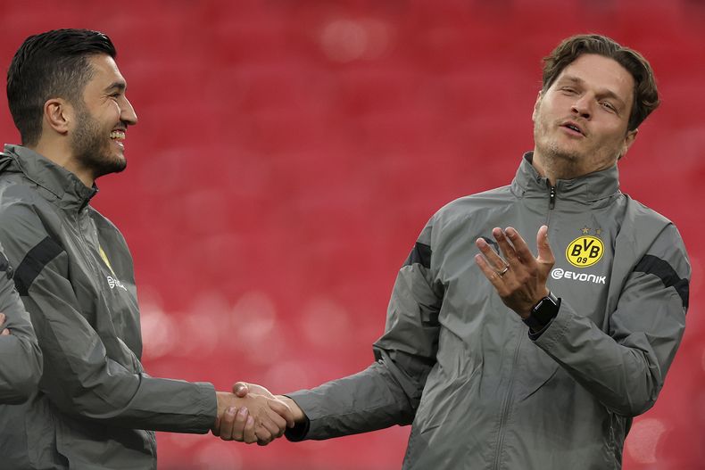 En foto del 31 de mayo del 2024, el entrenador del Borussia Dortmund Edin Terzic y el asistente Nuri Sahin se dan la mano en un entrenamiento antes de la final de la Liga de Campeones. El viernes 14 de junio del 2024, el Borussia Dortmund nombra a Sahin como nuevo ténico del equipo tras la partida de Terzic. (AP Foto/Ian Walton)
