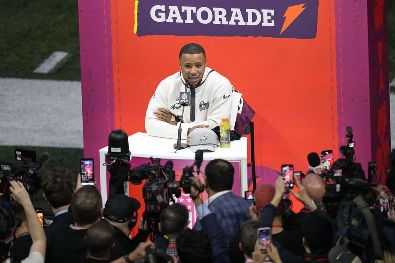 El corredor de los Eagles de Filadelfia Saquon Barkley participa en la noche inaugural del Super Bowl LIX el lunes 3 de febrero del 2025. (AP Foto/Godofredo A. Vásquez)