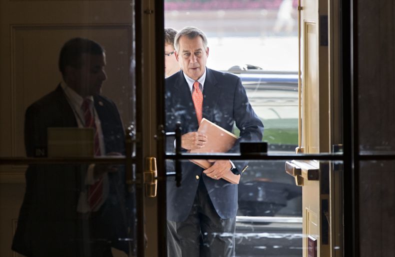 John Boehner, republicano por Ohio y presidente de la C&aacute;mara de Representantes, llega al Capitolio en Washington, el s&aacute;bado 5 de octubre de 2013. (Foto AP/J. Scott Applewhite)