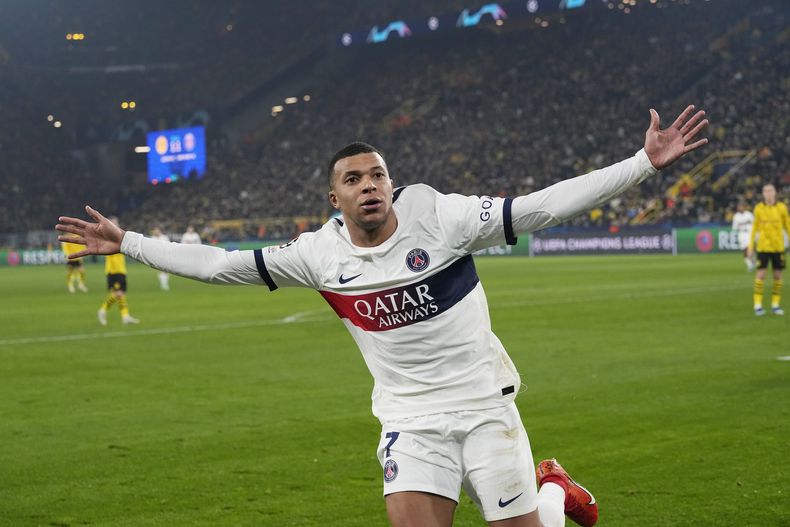 En foto del 13 de diciembre del 2023, Kylian Mbappe del Paris Saint-Germain celebra tras antar en el encuentro ante el Borussia Dortmund en el Grupo F de la Liga de Campeones. (AP Foto/Martin Meissner)