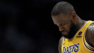 LeBron James (6), de los Lakers de Los Ángeles, mira hacia abajo durante la segunda mitad del Juego 2 de las Finales de la Conferencia Oeste del baloncesto de la NBA en contra de los Nuggets de Denver, el jueves 18 de mayo de 2023, en Denver. (AP Foto/Jack Dempsey)