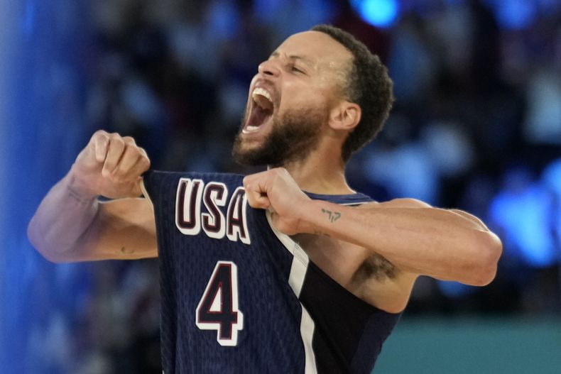 ARCHIVO - Stephen Curry (4) celebra la victoria de Estados Unidos ante Francia en el partido por la medalla de oro del baloncesto masculino de los Juegos Olímpicos de París, el sábado 10 de agosto de 2024. (AP Foto/Mark J. Terrill)