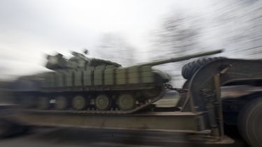 americateve | Tanques ucranianos son transportados desde su base en Perevalnoe, a las afueras de Simferopol, en Crimea, el mi&eacute;rcoles, 26 de marzo de 2014. (AP Photo/Pavel Golovkin)
