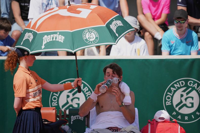 El australiano Alex De Minaur durante un descanso durante el encuentro de primera ronda ante el británico Toby Samuel en el Abierto de Francia el lunes 25 de mayo del 2026. (AP Foto/Christophe Ena)