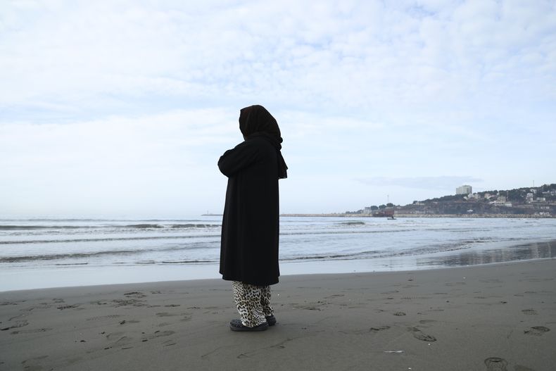 Palwasha N., de 46 años y originaria de Afganistán, posa en una playa en Shengjin, Albania, el lunes 27 de enero de 2025. (AP Foto/Vlasov Sulaj)