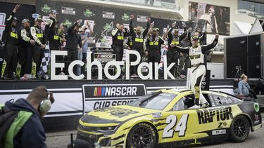 William Byron (derecha) celebra su victoria luego de la carrera en el Nascar Cup Series, el domingo 24 de marzo, en el Circuito de las Américas, en Austin, Texas. (AP Foto/Darren Abate)