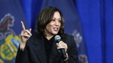 ARCHIVO - La vicepresidenta Kamala Harris habla durante un evento de campaña en Elkins Park, Pennsylvania, el 8 de mayo de 2024. Harris participó en un episodio de Jimmy Kimmel Live! el 4 de junio en el que dijo cómo se enteró sobre la declaración de culpabilidad del expresidente Donald Trump por 34 cargos en su juicio penal por intentar sobornar a una actriz porno. (Foto AP/Matt Rourke, archivo)