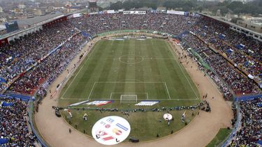 americateve | Aficionados peruanos entran al Estadio Nacional en la final de la Copa Am&eacute;rica entre Brasil y Argentina el viernes, 11 de octubre de 2013, en Lima. Lima fue elegida como sede de los Juegos Panamericanos de 2019 el viernes, 11 de octubre de 2013. (A