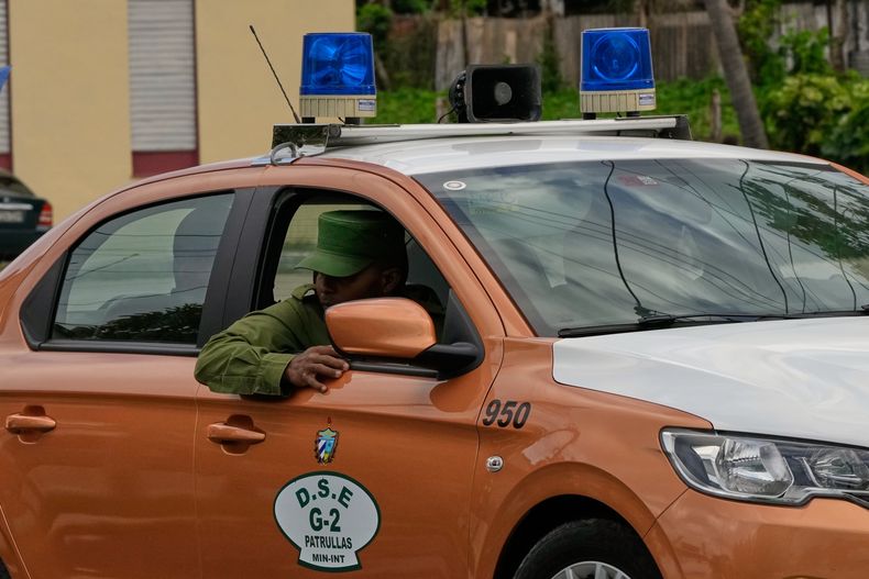Un vehículo policial sale del Tribunal Municipal Popular de Marianao en La Habana, Cuba, el martes 11 de noviembre de 2025. (Foto AP/Ramón Espinosa)