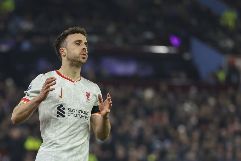 ARCHIVO - El jugador del Liverpool Diogo Jota reacciona tras fallar un tiro a portería en un juego de la Premier League entre el Aston Villa y el Liverpool en Villa Park, Birmingham, Inglaterra, el miércoles 19 de febrero de 2025. (AP Foto/Darren Staples, Archivo)