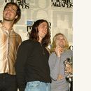 Miembros de Nirvana – de izq a der: Krist Novoselic, Dave Grohl y Kurt Cobain, tras recibir un premio el 2 de septiembre de 1993, en Universal City, California. (Foto AP/Mark J. Terrill)